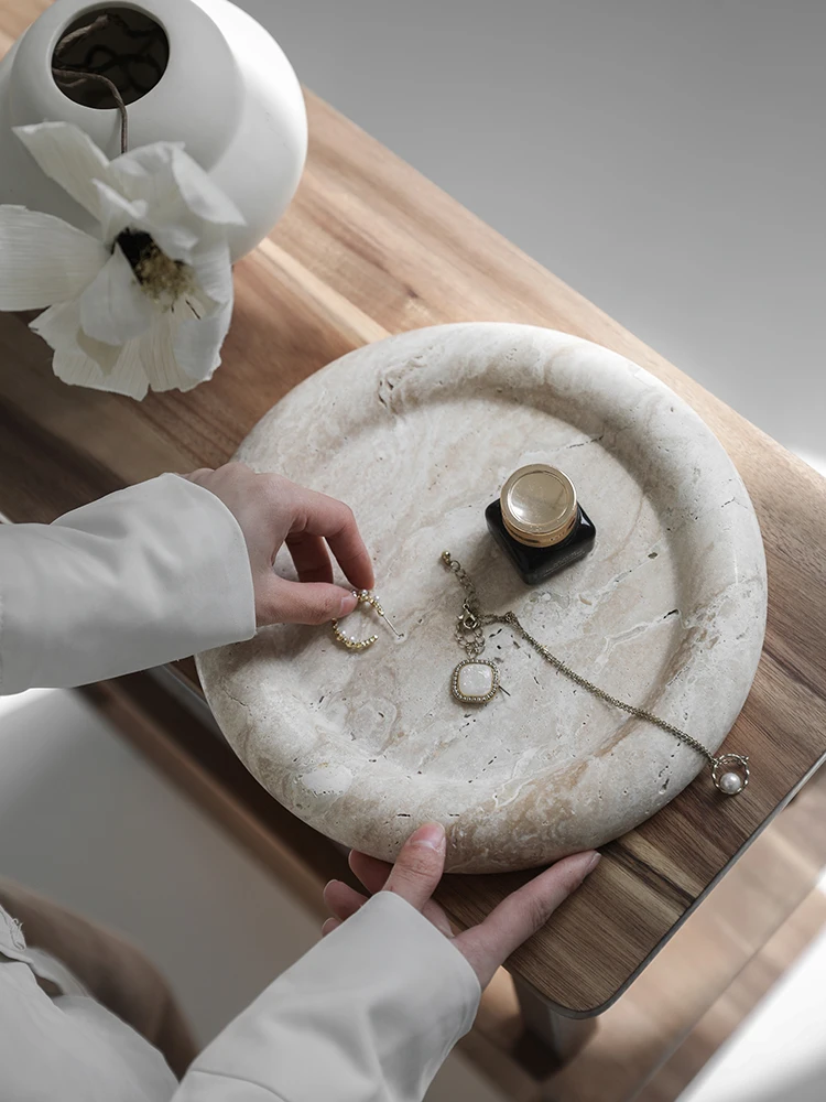 トレンドのベージュトラバーチン製サービングトレイ、ホームデコ - Home Bathroom Trends のレビューと価格